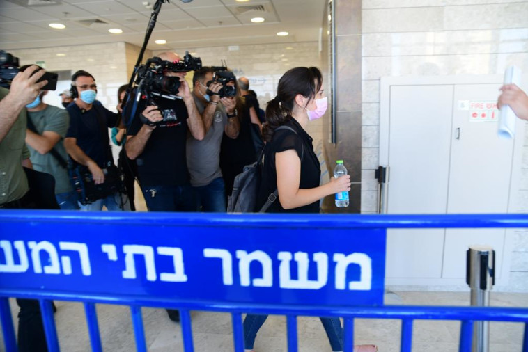 לירון דרור בכניסה למשפטו של ברק בן עמי