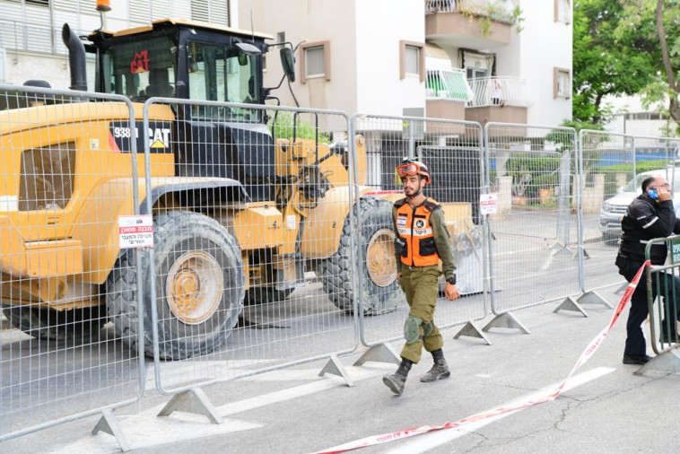 אזור קריסת הבניין בחולון (צילום: אבשלום ששוני)