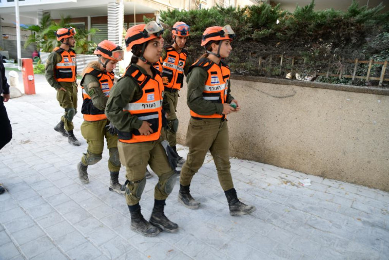 כוחות פיקוד העורף מגיעים לאזור קריסת הבניין בחולון