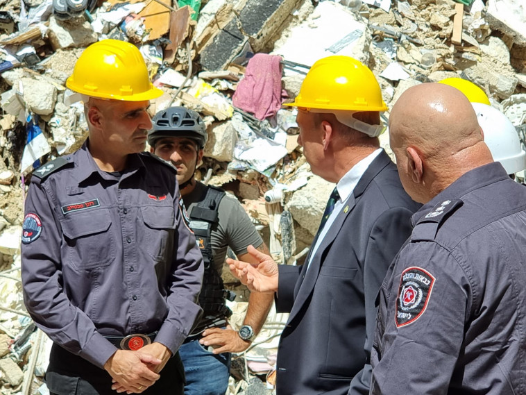 מבקר המדינה בביקור באתר קריסת הבניין בחולון