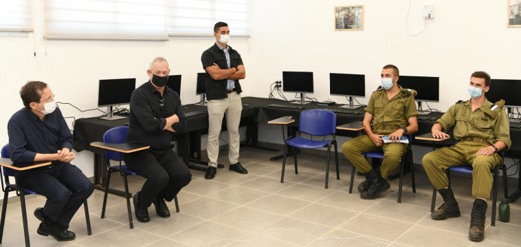 הרצוג וגנץ בחוות השומר