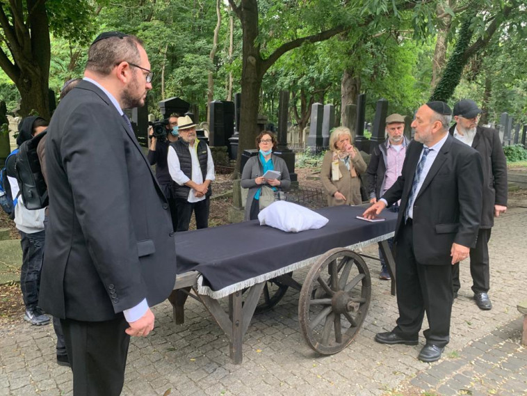 טקס הקבורה שנערך לשרידי הקורבנות בגטו ורשה