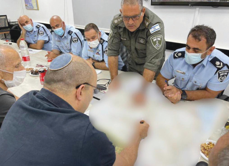 בנט בחדר המצב של המשטרה