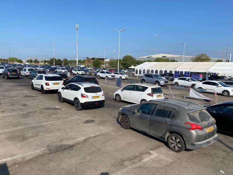 תורי ענק לבדיקות קורונה במתחם פתח תקווה