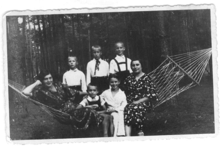 משפחת מאיופיס בעיר ריגה (צילום: באדיבות המשפחה)