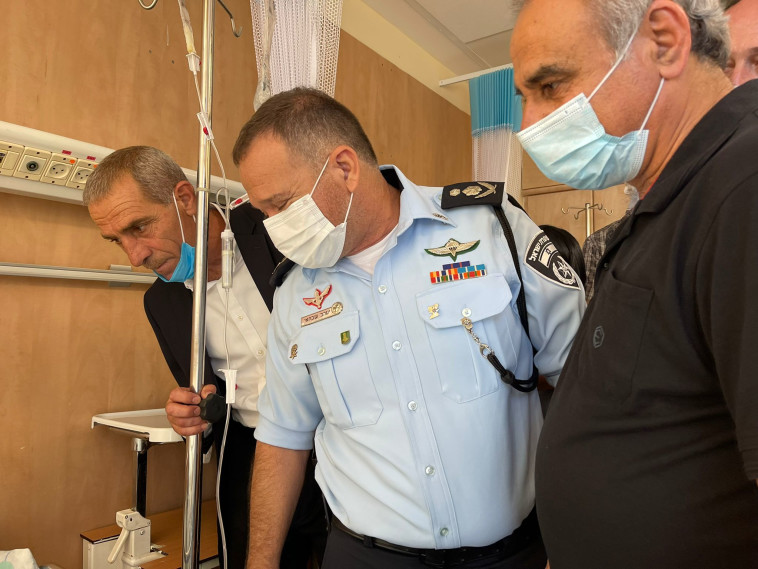 המפכ''ל יעקב שבתאי מבקר את השוטר הפצוע בבית החולים (צילום: דוברות המשטרה)
