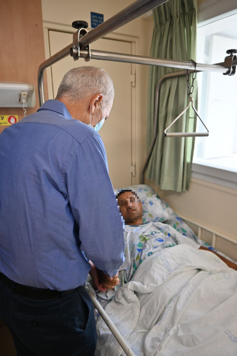 השר עמר בר לב מבקר את השוטר אמיר מוחמד אבו ריש