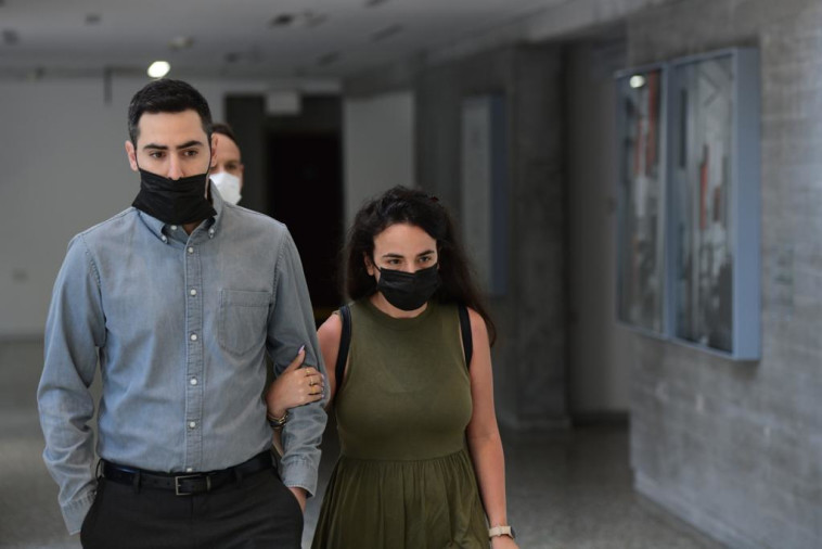 גלי פלג ובעלה רון פרי מגיעים לבית המשפט