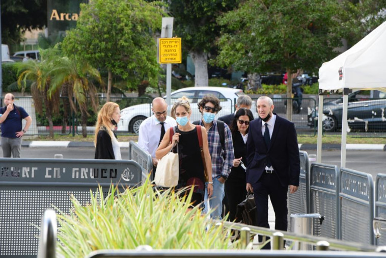 איה בירן מגיעה לבית המשפט, מלווה באחיה חגי בירן ועורכי דינה