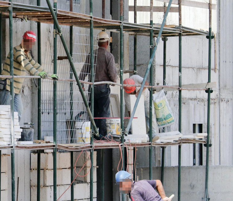 פועלים באתר בניה במודיעין