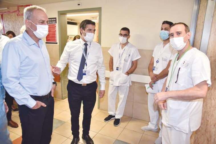 בכירי משרד הבריאות בביקור בבית חולים