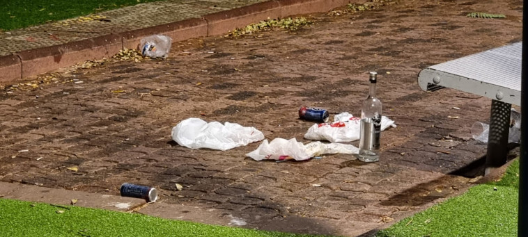 בקבוק האלכוהול שאותר בזירת הירי בפתח תקווה