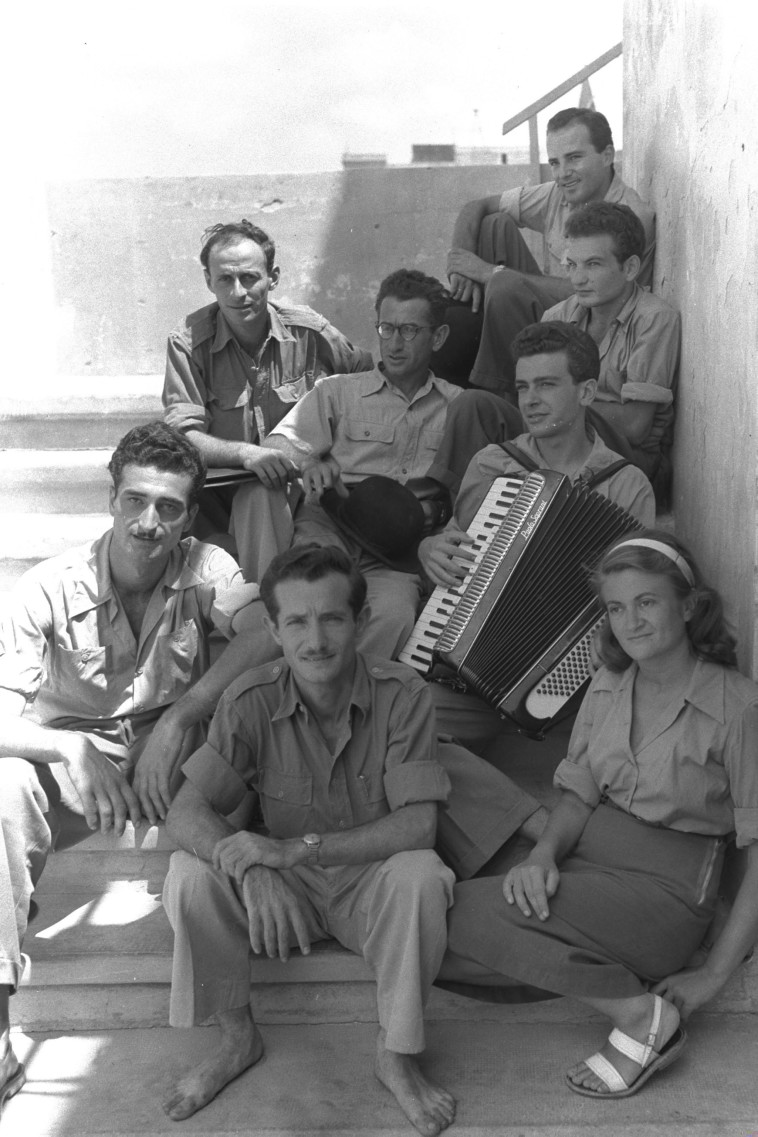 נעמי פולני עם הצ'יזבטרון בספטמבר 1949. לידה חיים חפר וגדעון זינגר, ומימין שני מלמעלה שייקה אופיר (צילום: לע''מ)