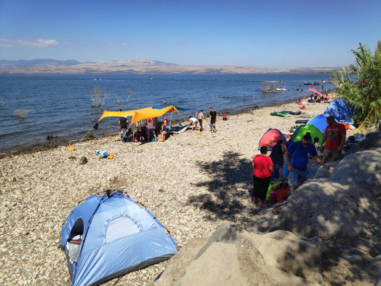 מטיילים בכנרת