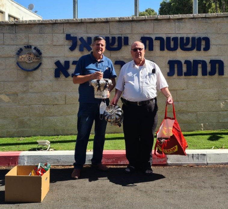 השוטרים החזירו את כלי הכסף לבית הכנסת