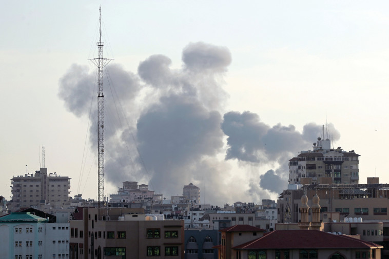 &ldquo;בקלות היינו יכולים להיות  היום עם טילים גם לגוש דן&ldquo;. עזה מופגזת