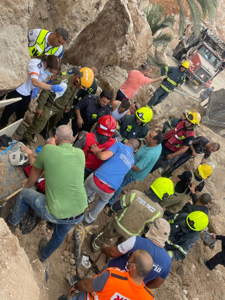 חילוץ לכודים בקריסת הקיר בכפר כנא
