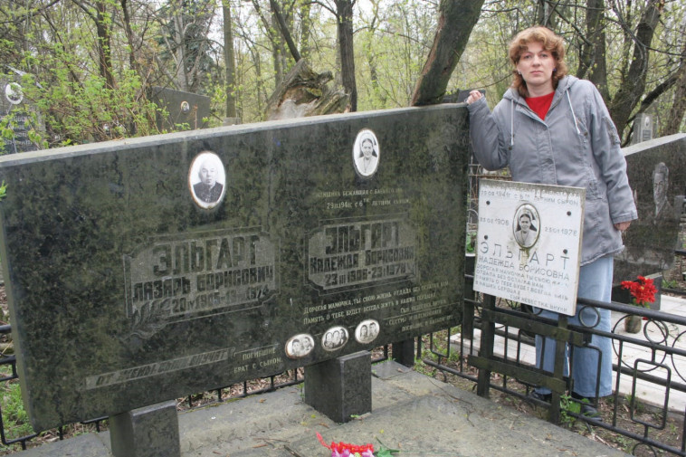 מרינה בורוביצ'יק ליד מצבת סבה וסבתה בקייב (צילום: צילום פרטי)
