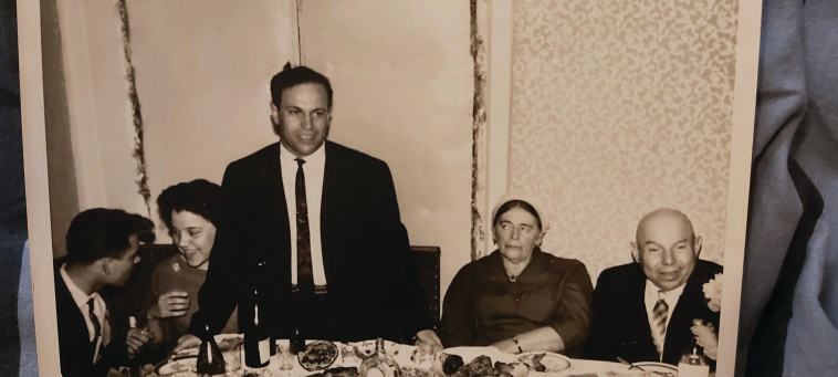 אילושה אלגרט עומד ומימינו הוריו נדיה ולזר (צילום: אלבום פרטי)