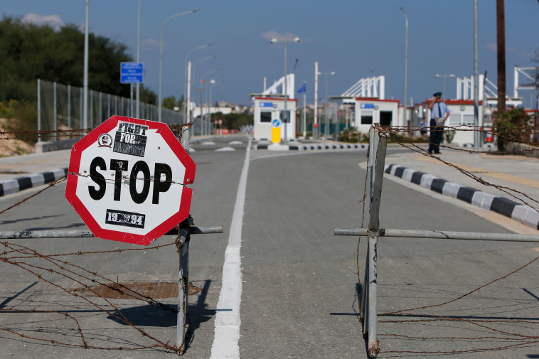 מעבר הגבול בקפריסין (צילום: MATTHIEU CLAVEL/AFP via Getty Images)