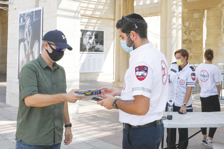 עמדת חלוקת בדיקות אנטיגן