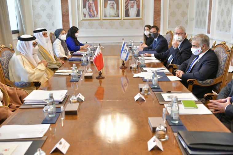 שר החוץ&nbsp;יאיר לפיד נפגש עם מקבילו בבחריין, עבד א-לטיף א-זיאני