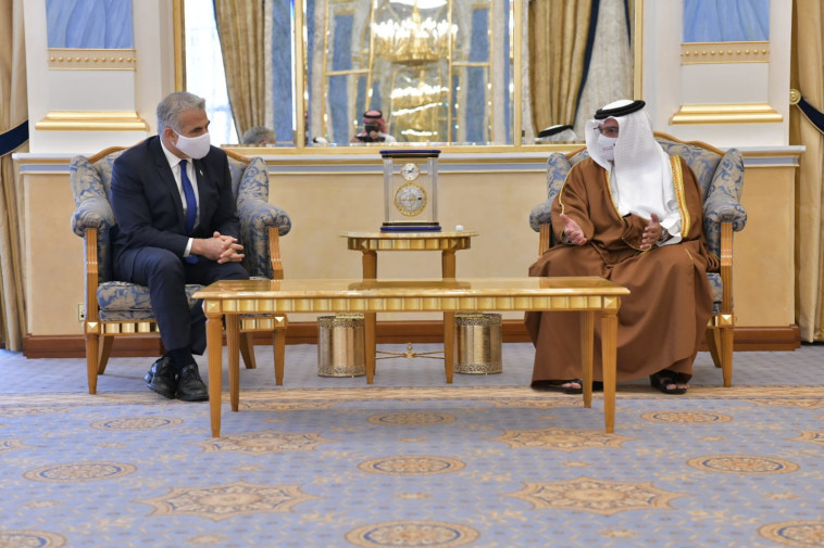 שר החוץ יאיר לפיד עם יורש העצר וראש ממשלת בחריין סלמאן בן חמד אאל ח'ליפה (צילום: שלומי אמסלם, לע''מ)