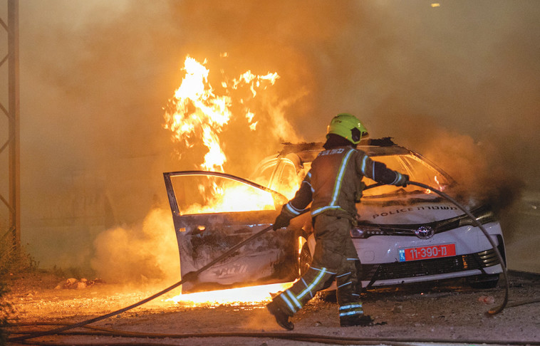 שריפת ניידת בפרעות בלוד (צילום: יוסי אלוני, פלאש 90)
