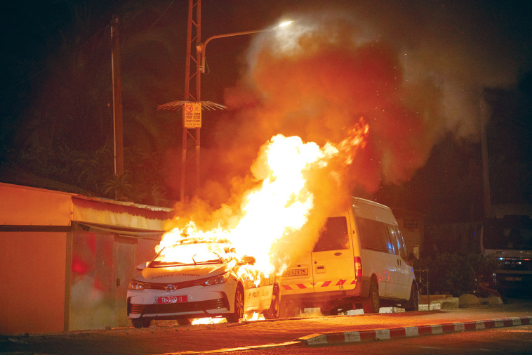 שריפת ניידת בפרעות בלוד במאי  (צילום: יוסי אלוני, פלאש 90)