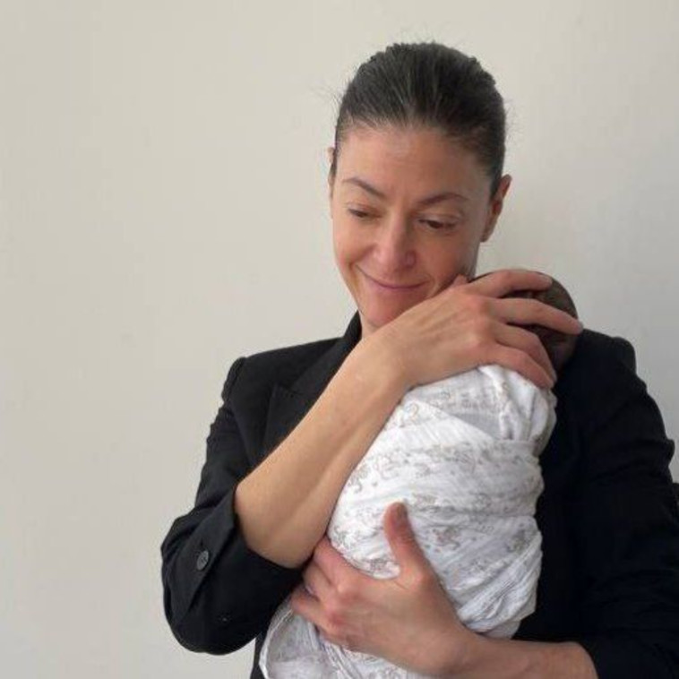 מיכאלי חובקת את בנה התינוק