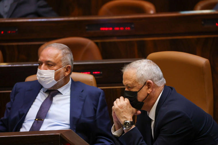 בני גנץ, אביגדור ליברמן