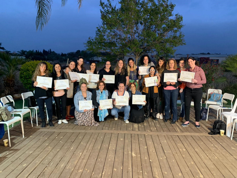 מתחילות את השליחות עם ידע וכלים. בוגרות קורס הכשרת מדריכות הורים.