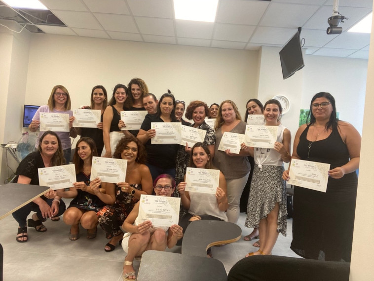 עוד ועוד נשים בוחרות בקריירה של הדרכת הורים. בר עם הבוגרות בסיום אחד ממחזורי ההכשרה.