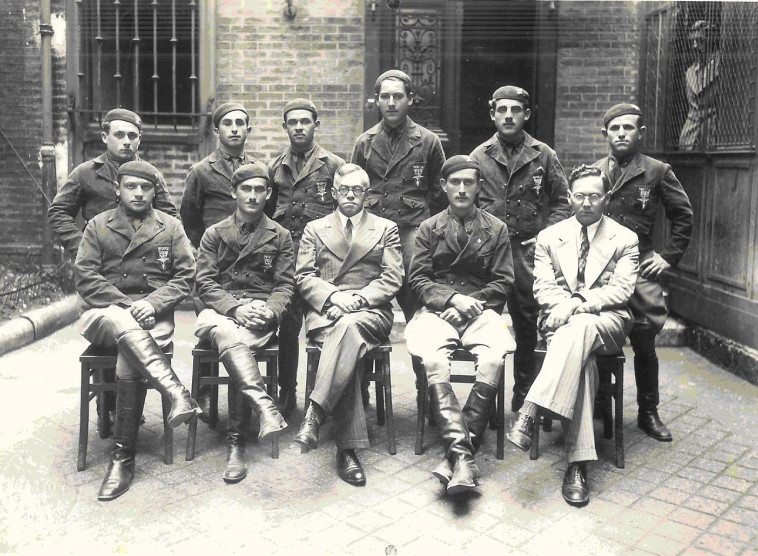 בנימין כהנא, שני משמאל, בשורה התחתונה