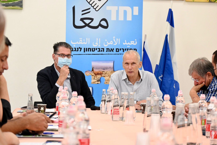 השר עמר בר-לב בדיון עם ראשי הרשויות בנגב