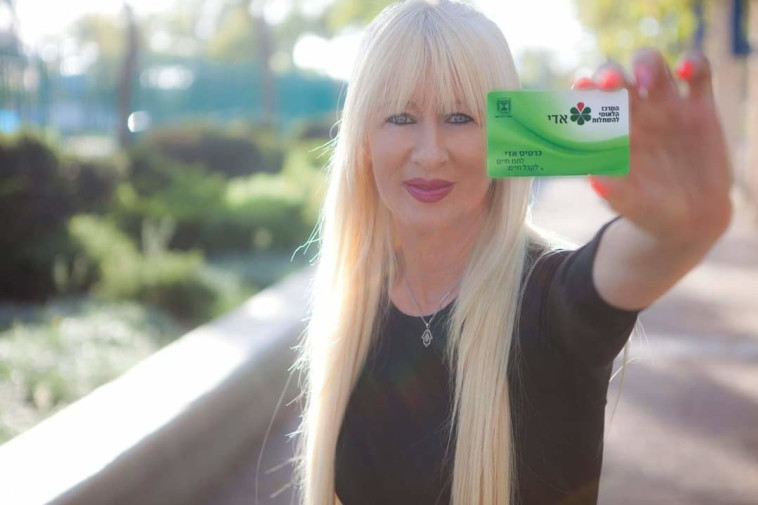 דבורה שרר עם כרטיס אדי