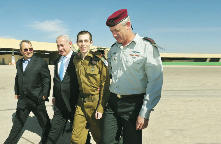 גלעד שליט עם נתניהו, ברק וגנץ ביום שחרורו