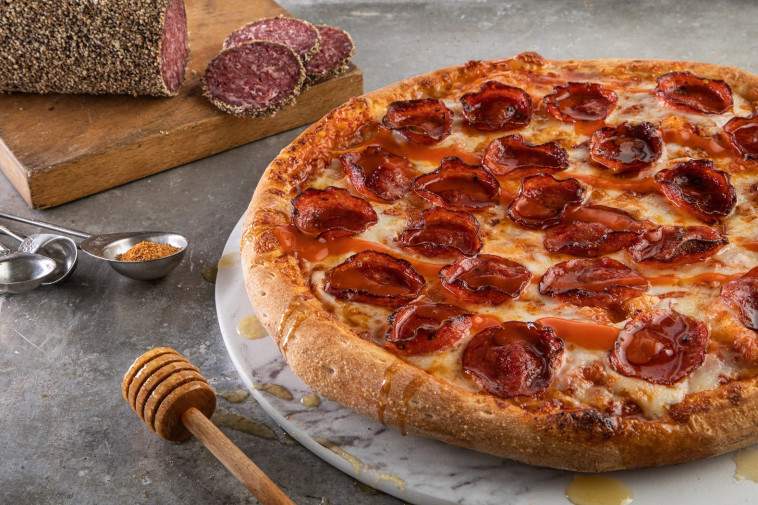 עקיצת הדבורה מבית ''פאפא ג'ונס''