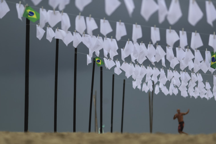 מיצג שהוקם בברזיל לזכר 600 אלף קורבנות הקורונה