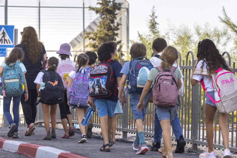 תלמידים בדרך לבית הספר (צילום: אוליבייה פיטוסי, פלאש 90)