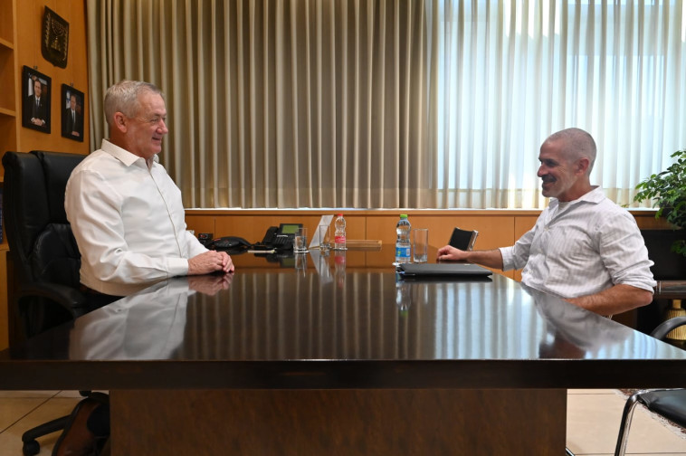 רונן בר לצד שר הביטחון בני גנץ