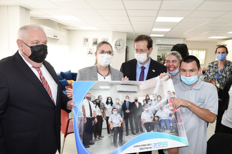 הנשיא יצחק הרצוג בנוף הגליל