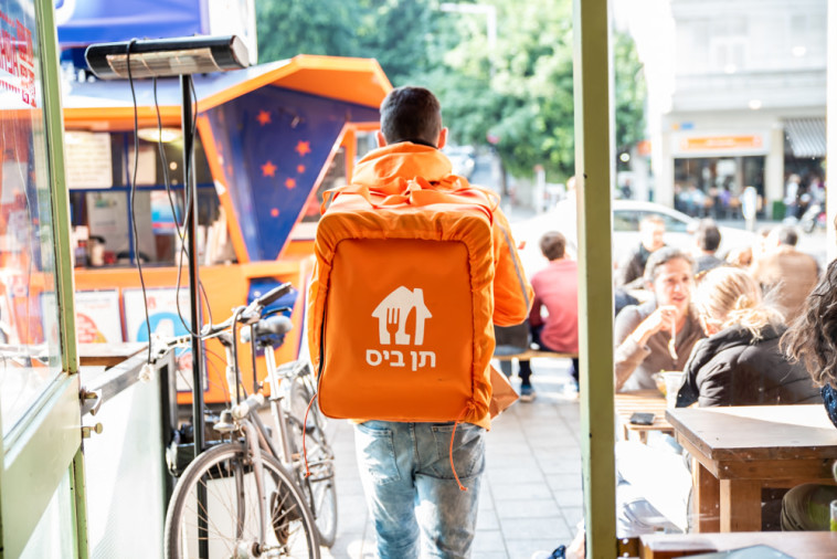 שליח תן ביס, אילוסטרציה