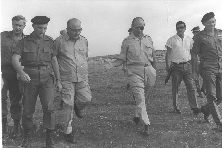 משה דיין ולוי אשכול