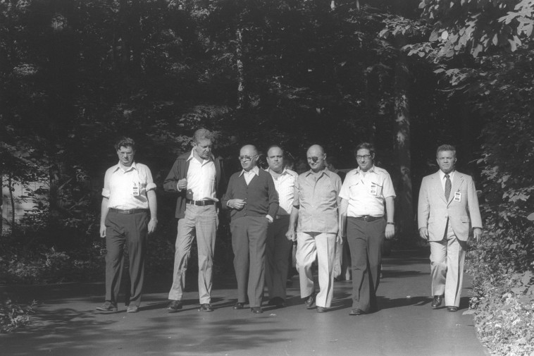 אליקים רובינשטיין ומשה דיין בקמפ דיויד