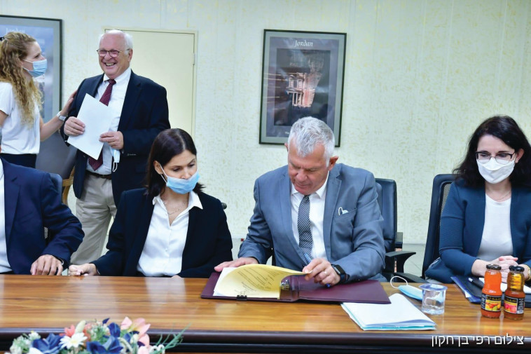 קארין אלהרר ומוחמד אל־נג׳אר בחתימת הסכם המים עם ירדן