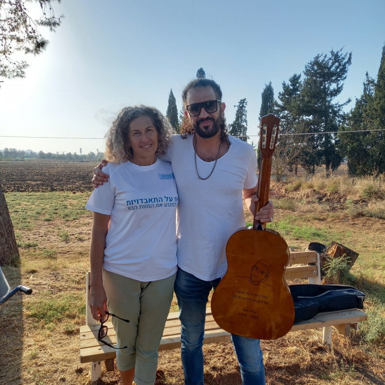 יאיא כהן אהרונוב מהדג נחש עם נועה שפי, אמו של עידו שפי ז״ל באירוע השקת הפרוייקט