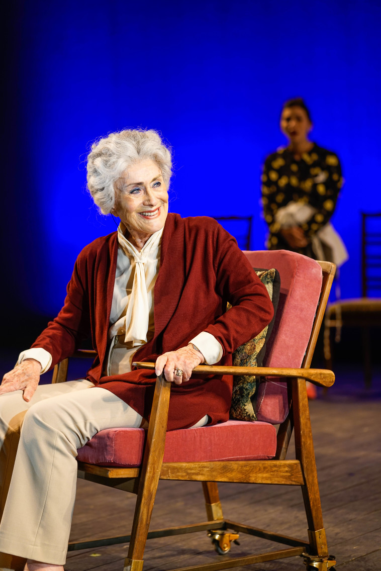 מרים זוהר בהצגה ''הנכד''