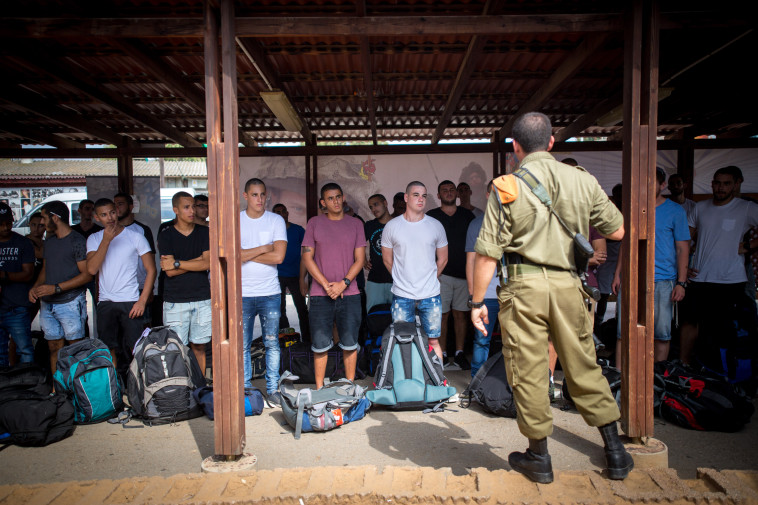 מתגייסים טריים בלשכת הגיוס