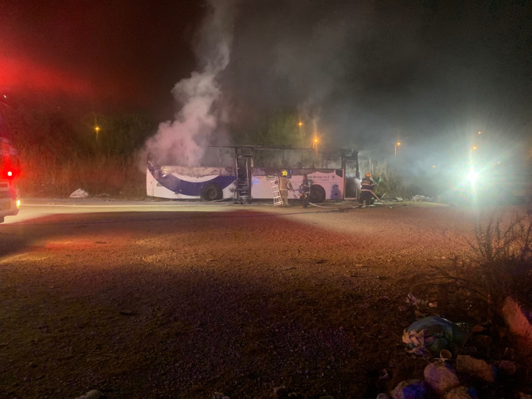 האוטובוס שהוצת בשכונת עמישב ברמלה